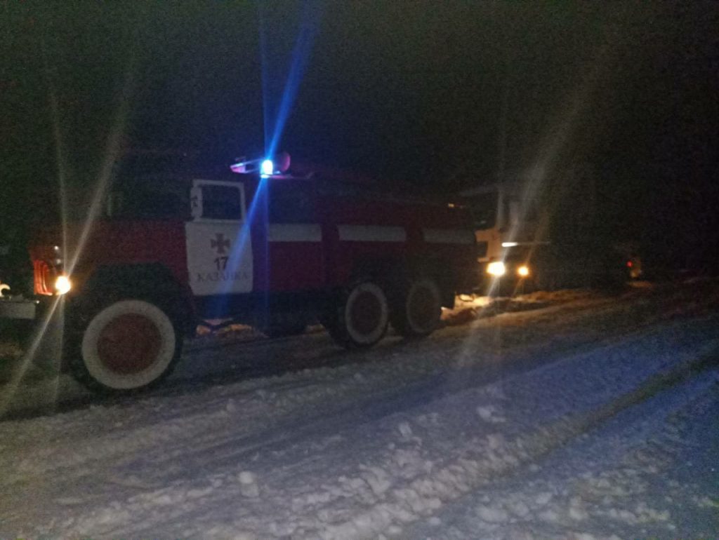 Замело. Николаевские спасатели за сутки вытащили из кюветов и заносов 19 машин 7