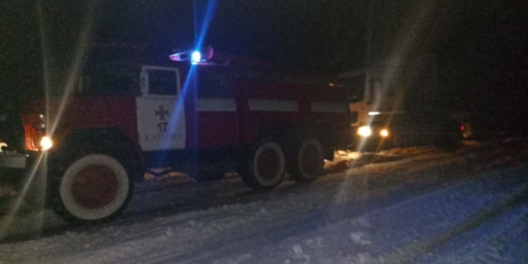 Замело. Николаевские спасатели за сутки вытащили из кюветов и заносов 19 машин