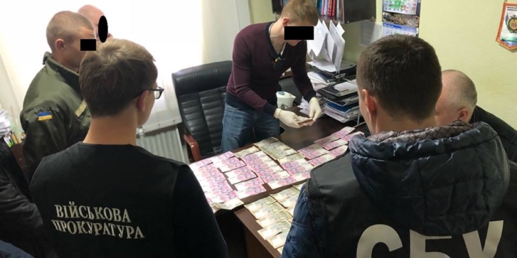 СБУ задержала бывшего директора завода им. 61 коммунара за попытку подкупить военного прокурора
