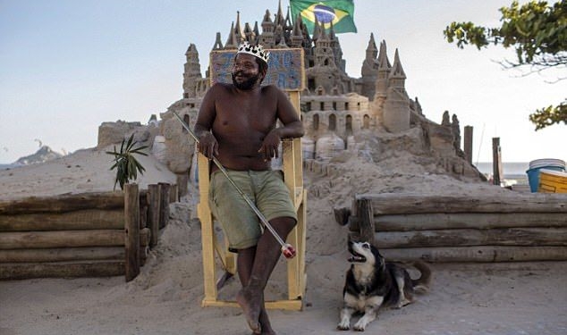 Там тепло, там можно. В Бразилии “король пляжа” 22 года живет в замке из песка