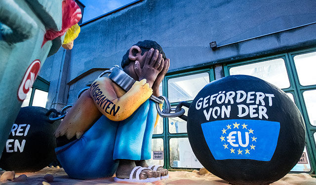 Немцы смеются над политиками – в Дюссельдорфе прошел сатирический парад