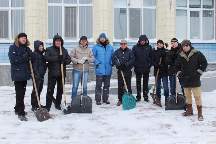 Вознесенский флешмоб: убирать снег у Вознесенского горисполкома вышел мэр с заместителями и всеми мужчинами, работающими в здании 6