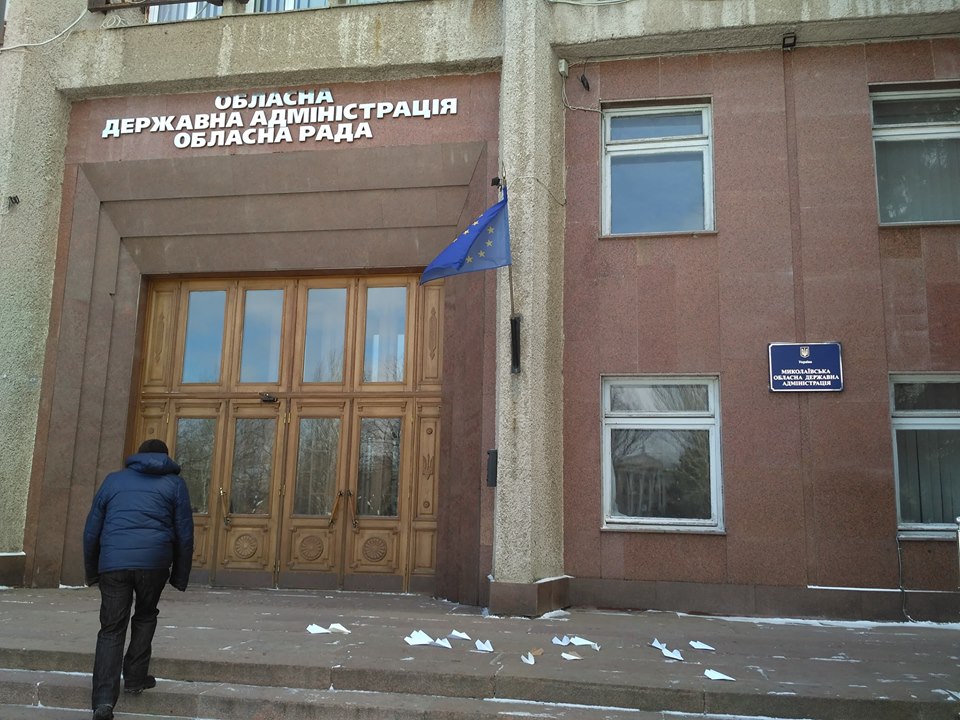 Эхо самоубийства директора Николаевского аэропорта: горожане положили перед входом в Николаевскую ОГА бумажные самолетики 5
