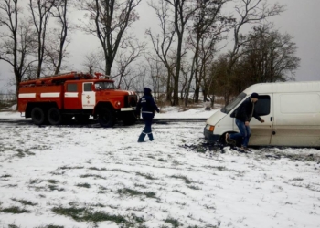На одной из грунтовых дорог Николаевщины застряли два автомобиля – вытащили спасатели