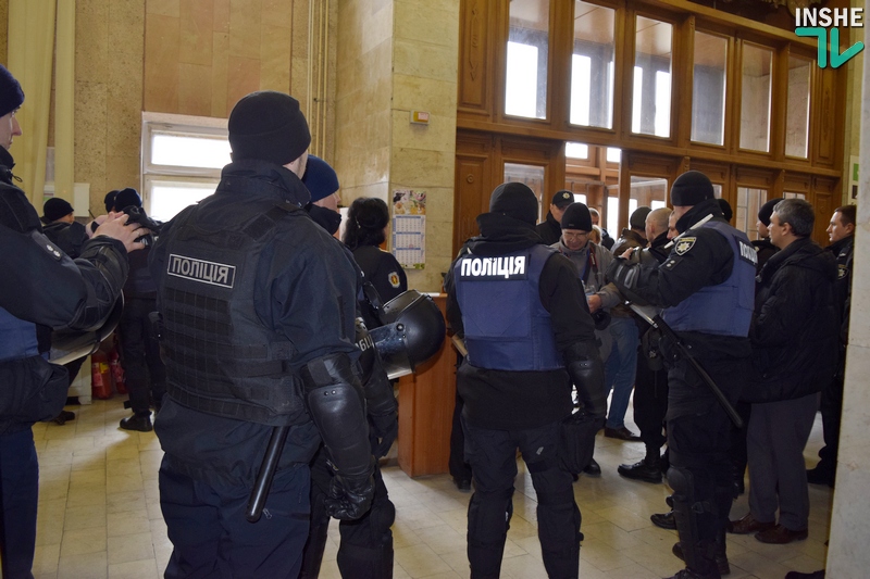 Сессия облсовета в Николаеве. Протест у входа и Нацгвардия по периметру 6