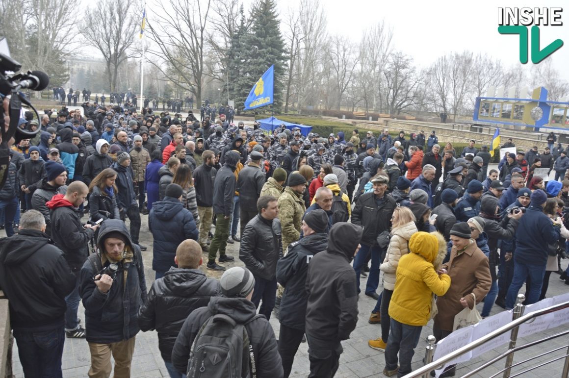 Сессия облсовета в Николаеве. Протест у входа и Нацгвардия по периметру 18