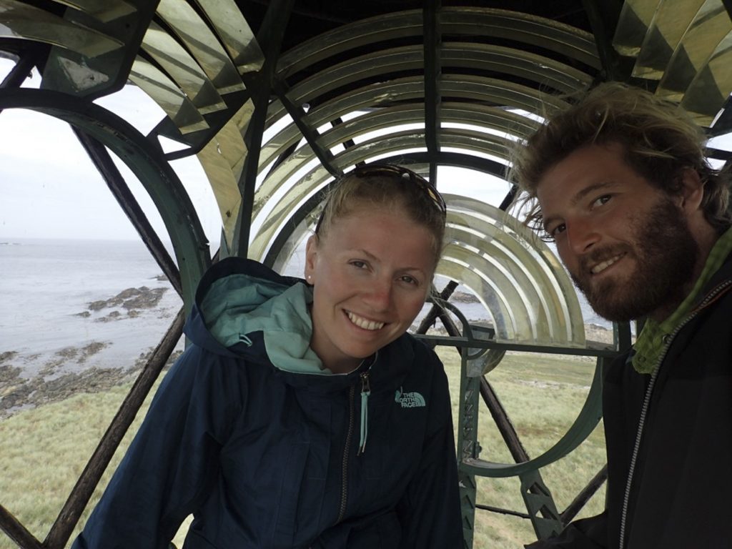 На Фолклендских островах пару британских туристов во время урагана пронесло 200 метров по воздуху в металлическом контейнере 5