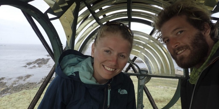 На Фолклендских островах пару британских туристов во время урагана пронесло 200 метров по воздуху в металлическом контейнере