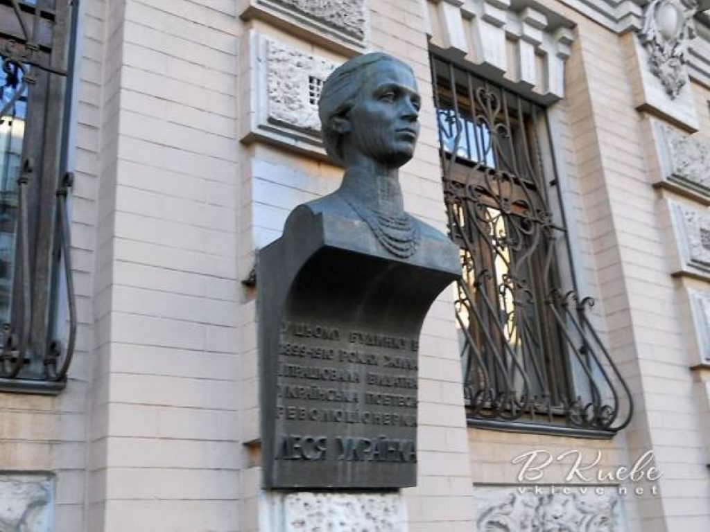 Неизвестные украли бюст поэтессы Леси Украинки c фасада здания Музея Леси Украинки в Киеве 5