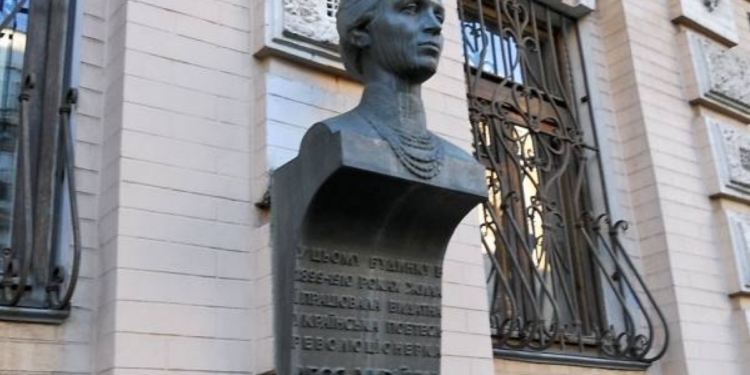 Неизвестные украли бюст поэтессы Леси Украинки c фасада здания Музея Леси Украинки в Киеве