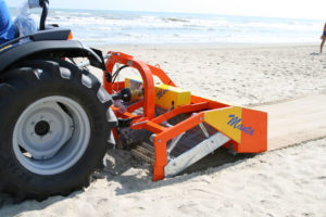 Для привлечения туристов песок должен быть чист: Очаковская служба благоустройства провела тендер на закупку прицепной машины для уборки пляжей 5