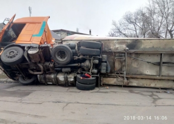 Крутой поворот. На въезде в Николаев перевернулась фура с луком