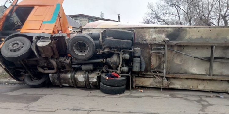 Крутой поворот. На въезде в Николаев перевернулась фура с луком