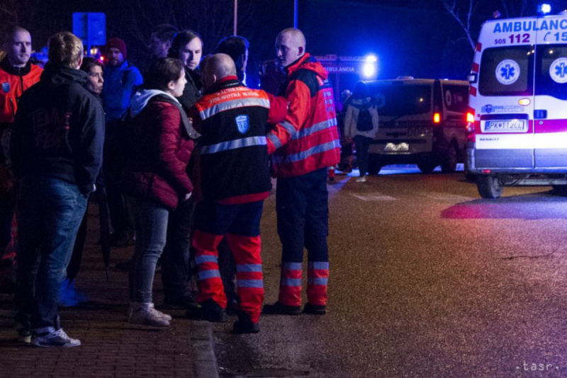 В Словакии пассажирский поезд врезался в стоявший на путях локомотив и частично сошел с рельсов - пострадали 18 человек, в том числе ребенок 7