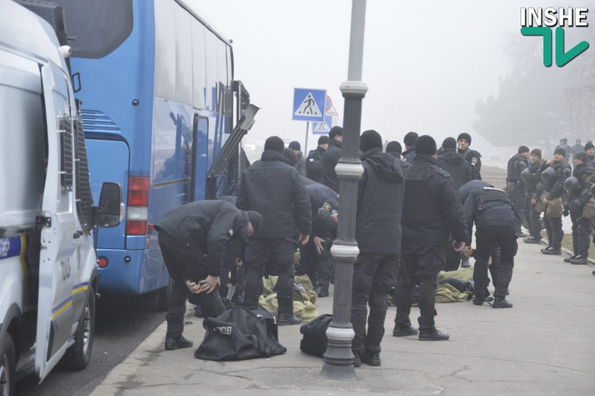 Сессия облсовета в Николаеве. Протест у входа и Нацгвардия по периметру 68