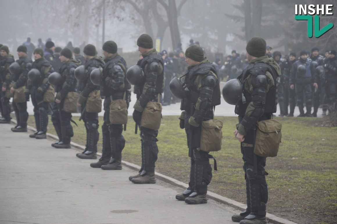 Сессия облсовета в Николаеве. Протест у входа и Нацгвардия по периметру 70