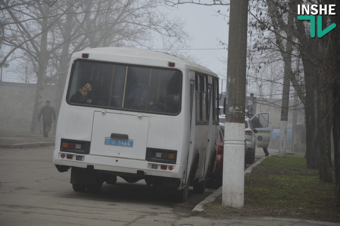 Сессия облсовета в Николаеве. Протест у входа и Нацгвардия по периметру 72