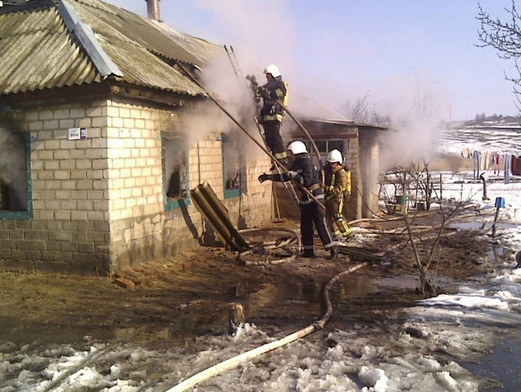 Трое маленьких детей сгорели в Кировоградской области - мать ушла и оставила их одних 1