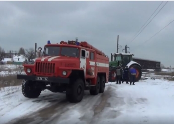 В Геническе из-за сильного ветра перевернулось судно. Его ставили “на ноги” с помощью трактора