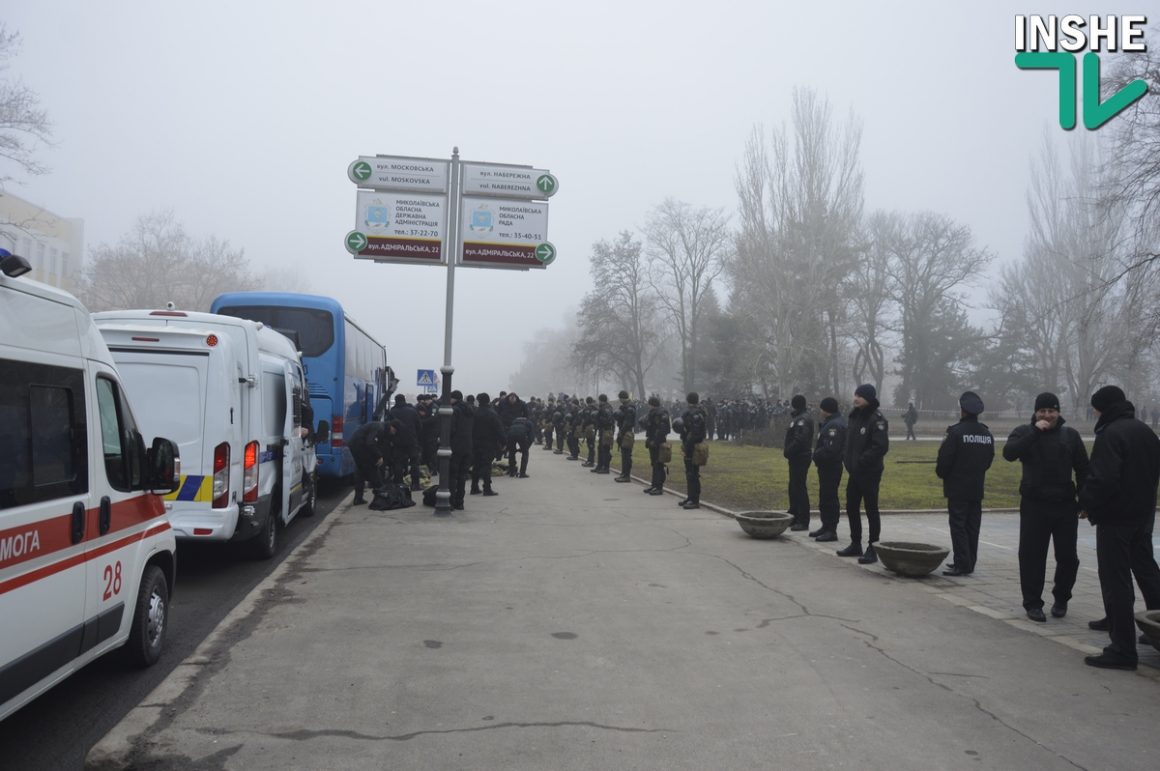 Сессия облсовета в Николаеве. Протест у входа и Нацгвардия по периметру 74