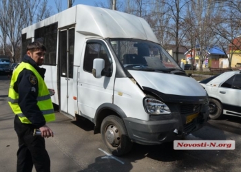 В центре Николаева столкнулись маршрутка и Hyundai, пострадали два пассажира