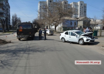 В Николаеве бензовоз протаранил легковушку Renault