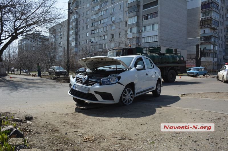В Николаеве бензовоз протаранил легковушку Renault 7