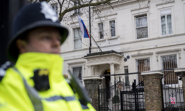 Высланные российские дипломаты покидают Британию