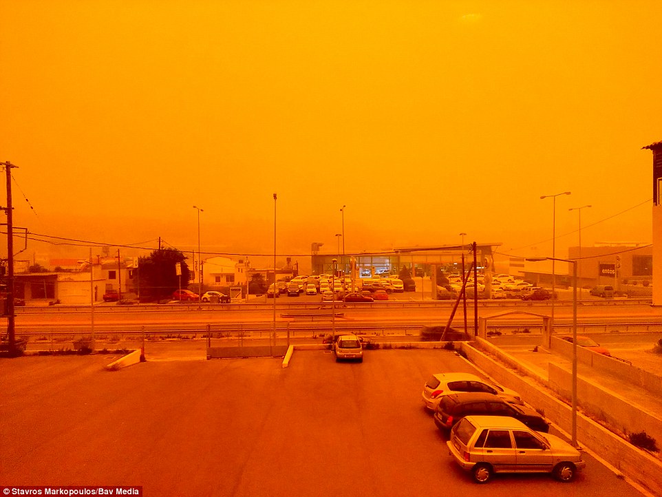 «Оранжевое небо, оранжевое море, оранжевая зелень»: во что превратился Крит из-за пыли из Сахары 9