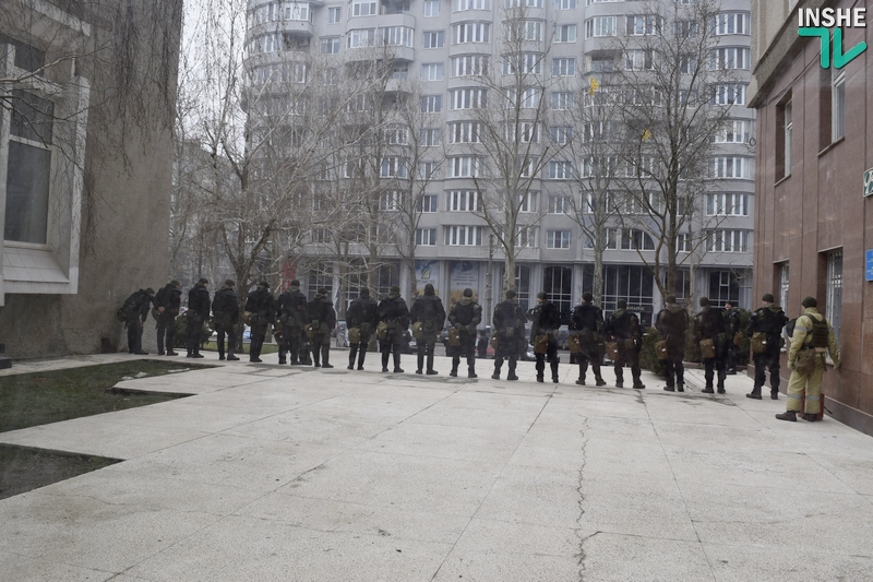 Сессия облсовета в Николаеве. Протест у входа и Нацгвардия по периметру 2