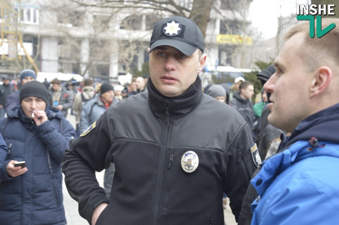 Сессия облсовета в Николаеве. Протест у входа и Нацгвардия по периметру 20