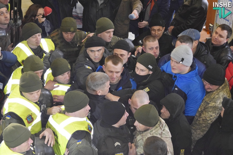 Пикетирующие сессию Николаевского облсовета попытались прорваться в сессионный зал. И им это удалось 8