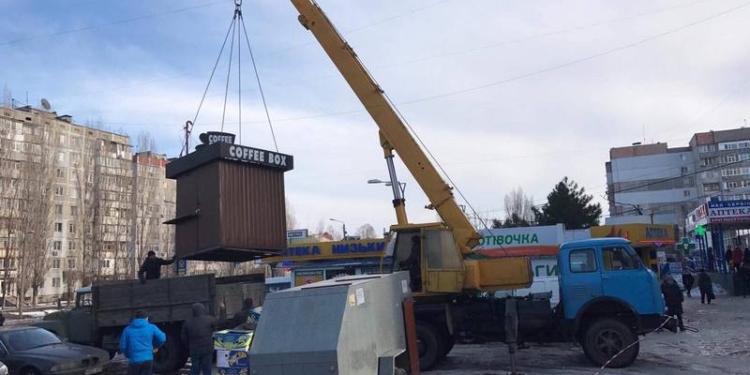 Предпраздничная уборка. На Намыве демонтировали кофейный киоск, который «вырос» под покровом ночи