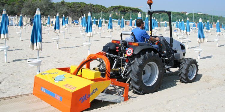 Для привлечения туристов песок должен быть чист: Очаковская служба благоустройства провела тендер на закупку прицепной машины для уборки пляжей