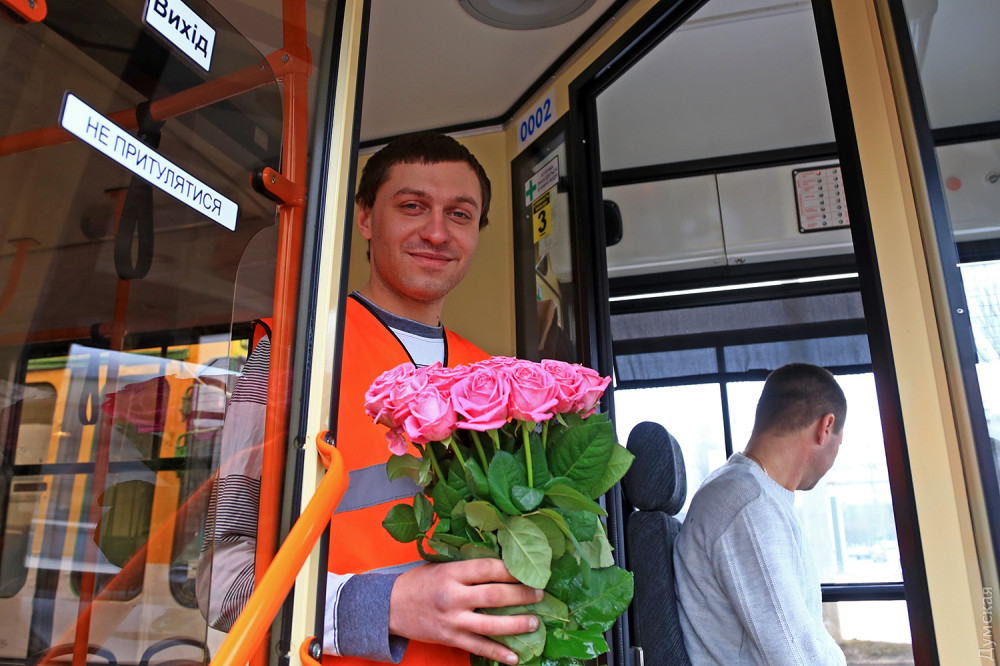 Не «в кейптаунском порту», а в Одессе женщин в троллейбусе сегодня встречали музыкой и розами 9