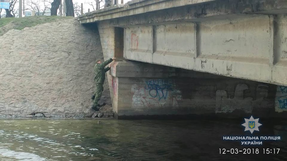 Проверяли и собаки, и взрывотехники - сообщение о заминировании Варваровского моста в Николаеве оказалось ложным 7