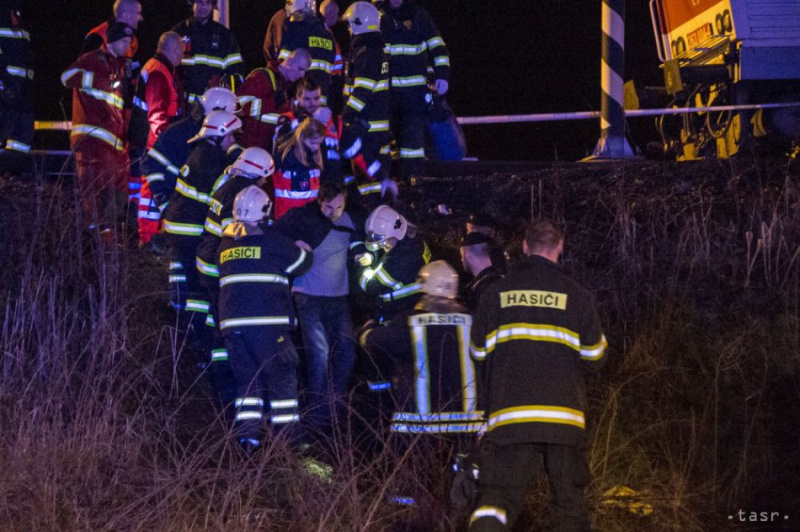 В Словакии пассажирский поезд врезался в стоявший на путях локомотив и частично сошел с рельсов - пострадали 18 человек, в том числе ребенок 9
