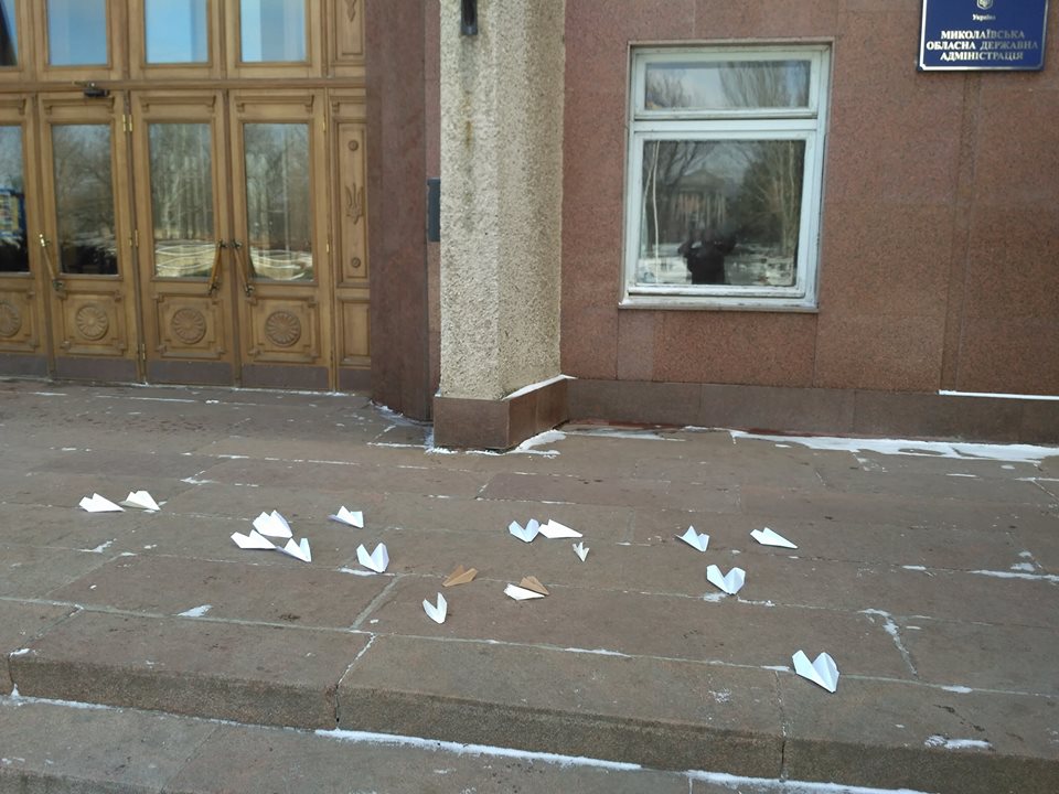 Эхо самоубийства директора Николаевского аэропорта: горожане положили перед входом в Николаевскую ОГА бумажные самолетики 7