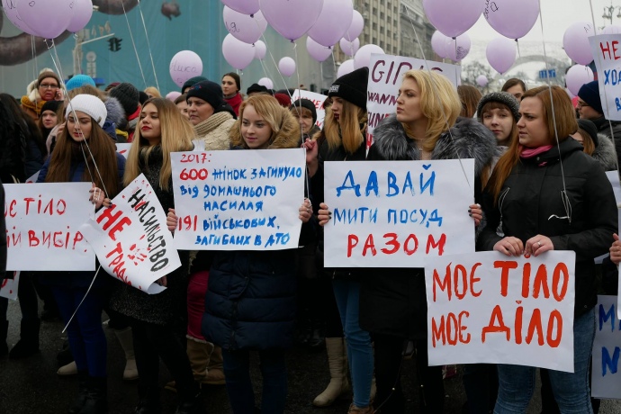 "Мое тело - мое дело", "Бьет - значит, сядет". В Киеве прошел Марш за права женщин 9
