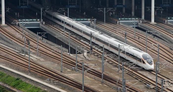 Более 1 тыс. пассажиров, 350 км/ч. Китайское “омоложение” – так называется новый скоростной поезд.