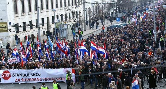 Тысячи хорватов вышли на протест против “третьего пола”