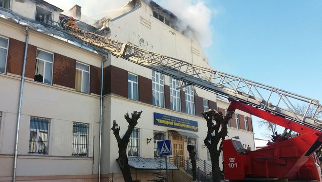 В Черновцах загорелся транспортный колледж