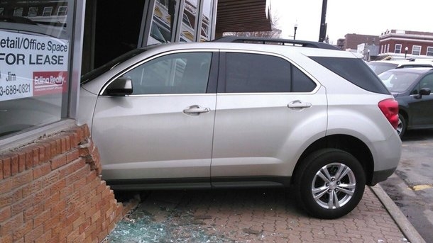 Сдавая на права, девушка разнесла здание экзаменационной комиссии