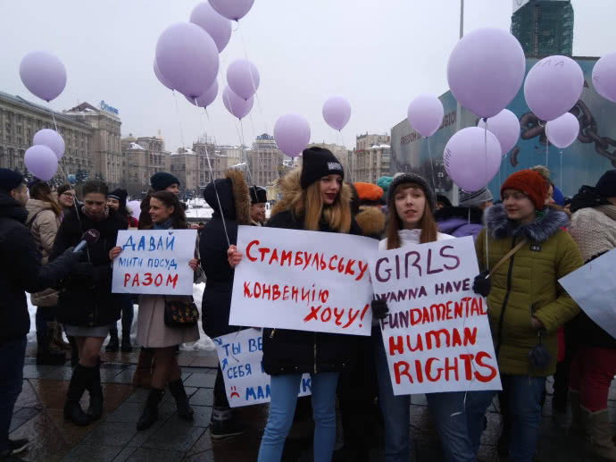 "Мое тело - мое дело", "Бьет - значит, сядет". В Киеве прошел Марш за права женщин 7