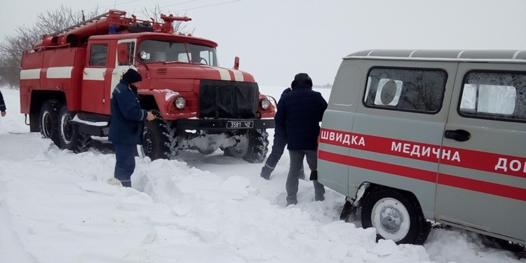 На Николаевщине по-прежнему обесточены 40 населенных пунктов, а из снежных заносов достали 80 авто, в том числе 8 машин скорой помощи