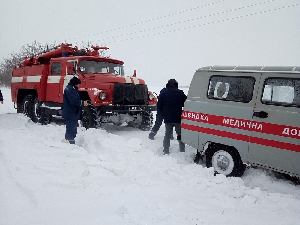 На Николаевщине по-прежнему обесточены 40 населенных пунктов, а из снежных заносов достали 80 авто, в том числе 8 машин скорой помощи 9