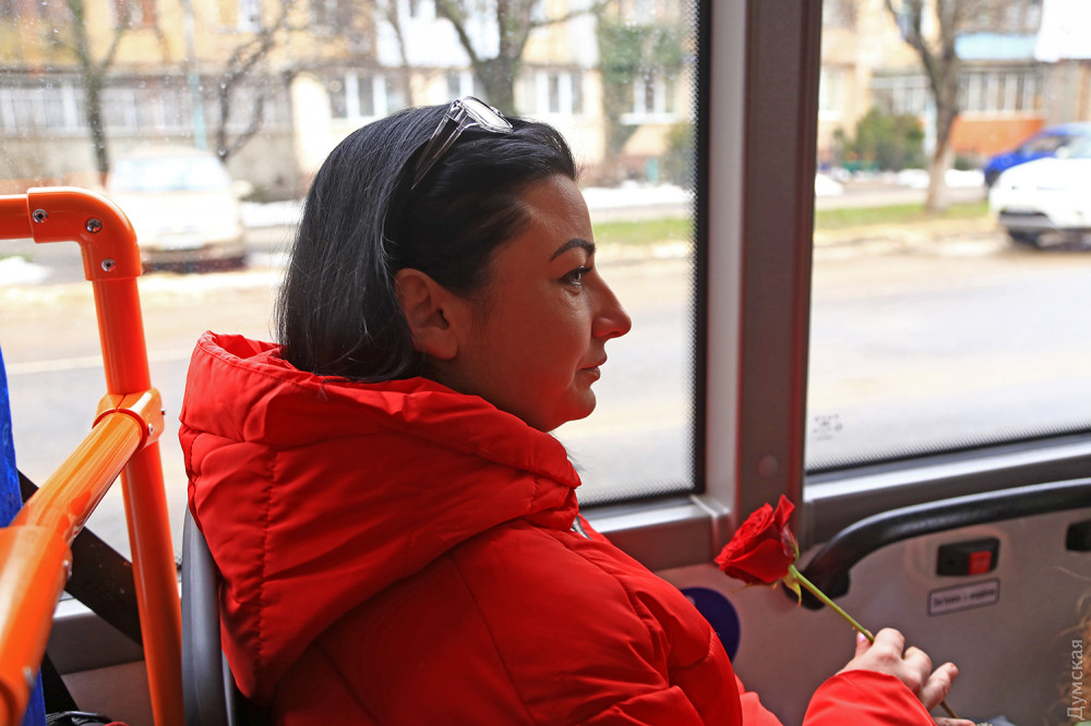 Не «в кейптаунском порту», а в Одессе женщин в троллейбусе сегодня встречали музыкой и розами 11