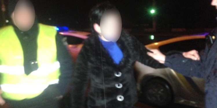 Празднование «женского дня» затянулось? На проезжей части Ингульского моста в Николаеве обнаружили пьяную в дрободан женщину (18+)