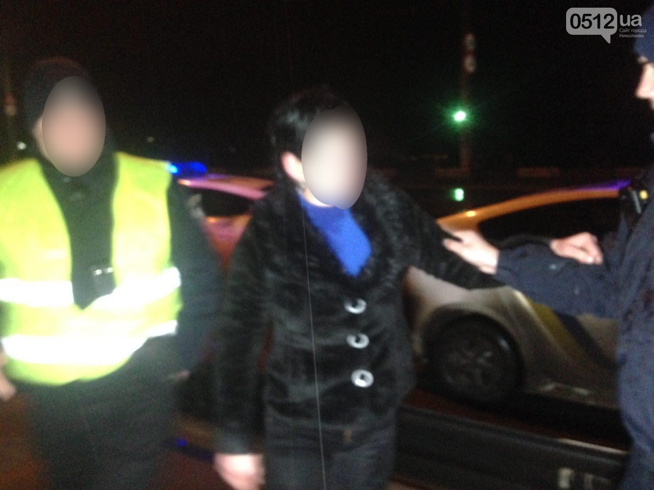 Празднование «женского дня» затянулось? На проезжей части Ингульского моста в Николаеве обнаружили пьяную в дрободан женщину (18+)