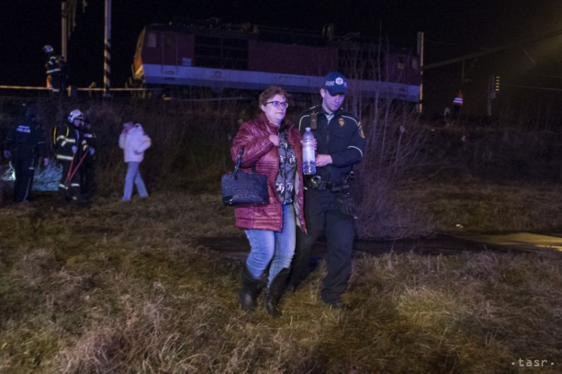 В Словакии пассажирский поезд врезался в стоявший на путях локомотив и частично сошел с рельсов - пострадали 18 человек, в том числе ребенок 1